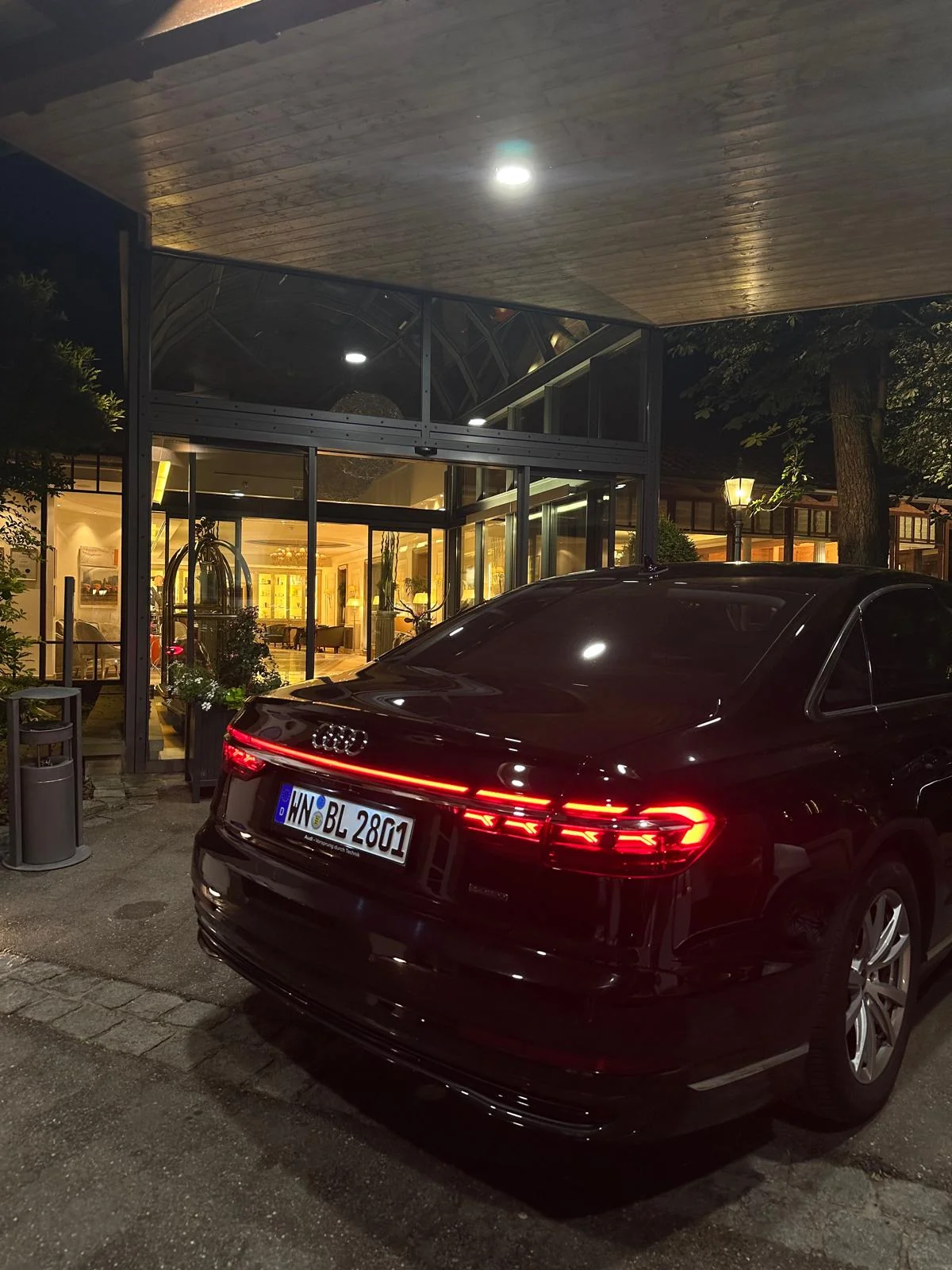 BL-First Audi A8 WN BL 2801 bei einem abendlichen Chauffeurauftrag an einem Hotel